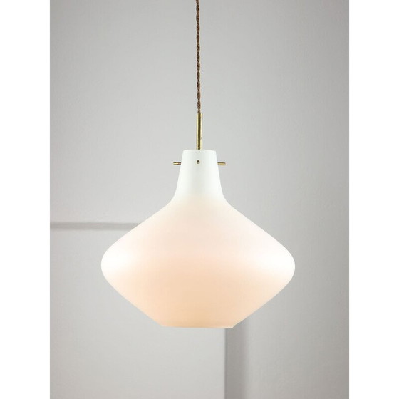 Image 1 of Lampe suspendue vintage en laiton et verre opalin, Italie