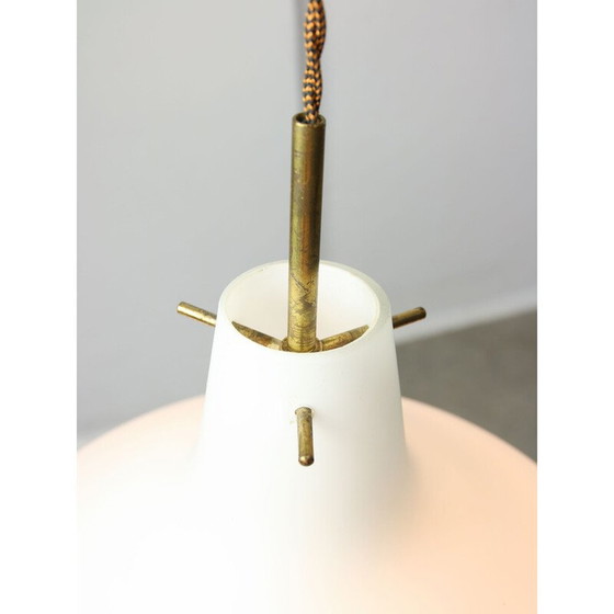 Image 1 of Lampe suspendue vintage en laiton et verre opalin, Italie
