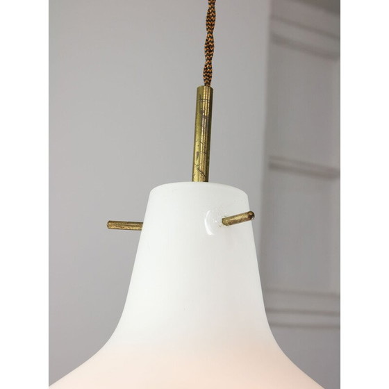 Image 1 of Lampe suspendue vintage en laiton et verre opalin, Italie