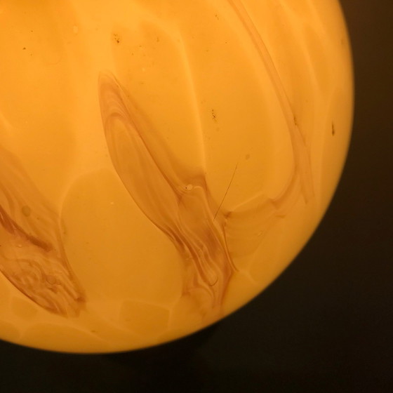 Image 1 of Lampe de table avec sphère en verre marbré