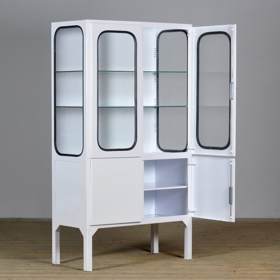 Image 1 of Cabinet médical vintage, 1970