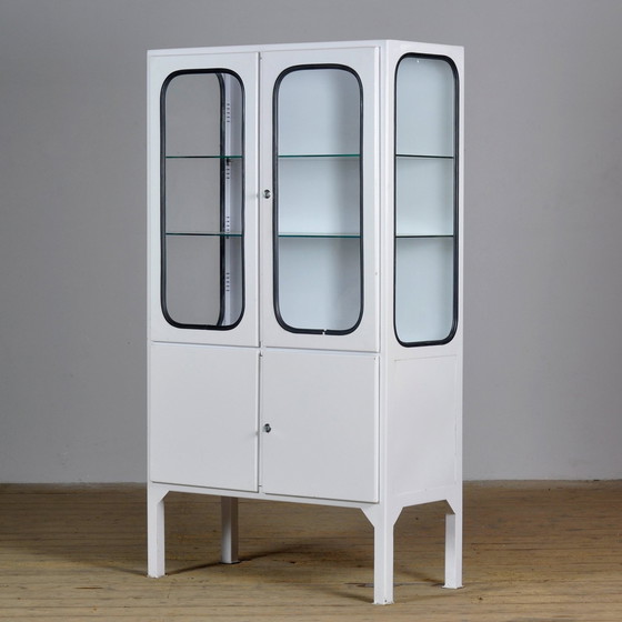 Image 1 of Cabinet médical vintage, 1970