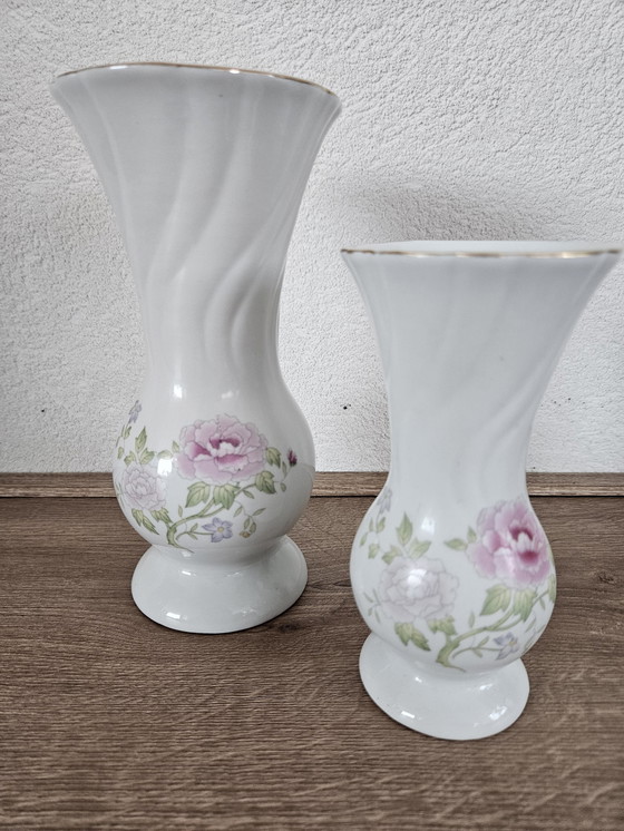 Image 1 of Charmant ensemble de vases en porcelaine avec motif floral 1960s