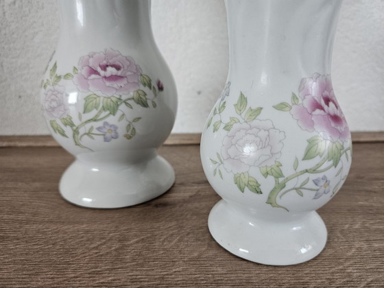 Image 1 of Charmant ensemble de vases en porcelaine avec motif floral 1960s
