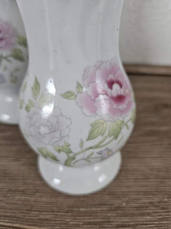 Image 1 of Charmant ensemble de vases en porcelaine avec motif floral 1960s