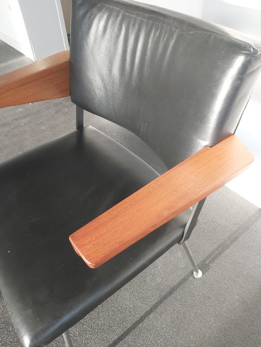 Chaise Cordemeyer noire avec accoudoir en bois