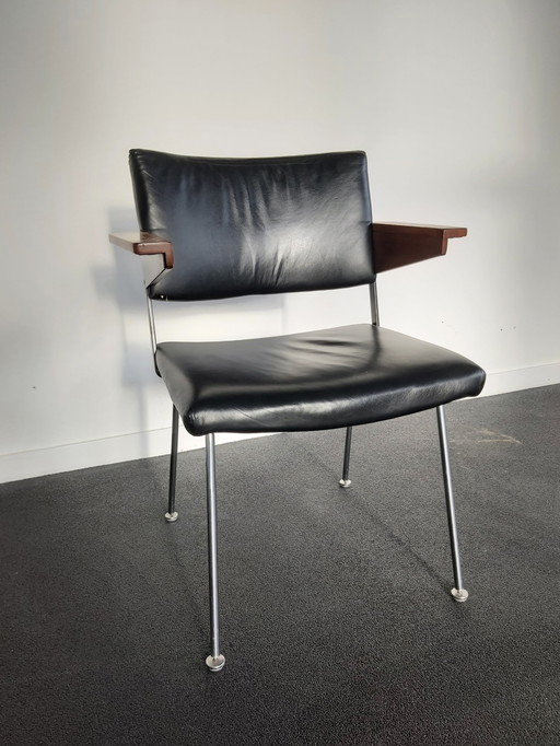 Chaise Cordemeyer noire avec accoudoir en bois