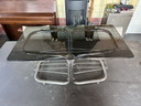Extraordinaire table basse avec base en chrome et plateau en verre fumé brun