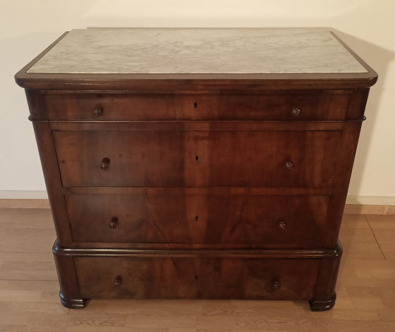 Image 1 of Commode italienne à quatre tiroirs en noyer de la fin du XIXe siècle