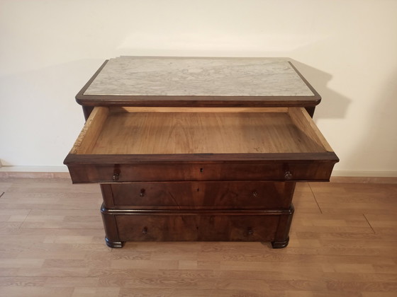 Image 1 of Commode italienne à quatre tiroirs en noyer de la fin du XIXe siècle