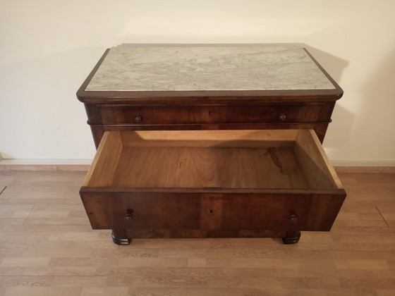 Image 1 of Commode italienne à quatre tiroirs en noyer de la fin du XIXe siècle