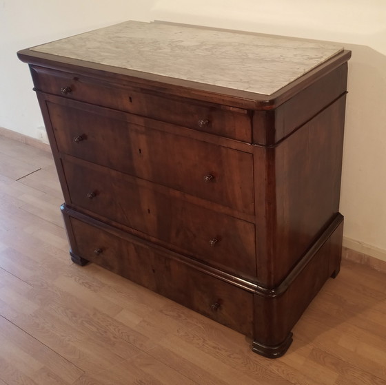 Image 1 of Commode italienne à quatre tiroirs en noyer de la fin du XIXe siècle