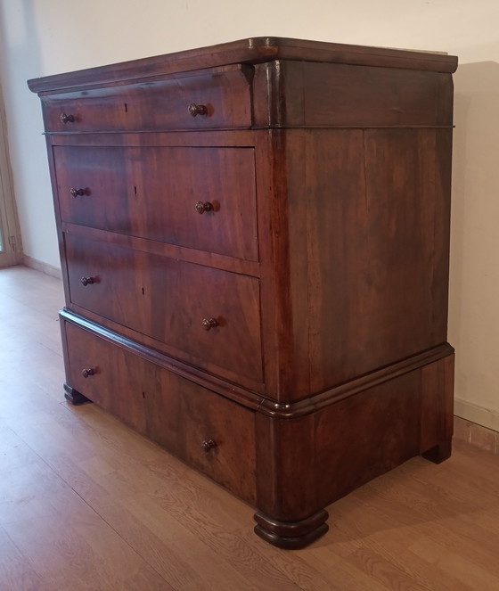 Image 1 of Commode italienne à quatre tiroirs en noyer de la fin du XIXe siècle