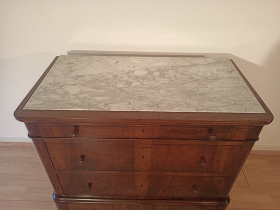 Image 1 of Commode italienne à quatre tiroirs en noyer de la fin du XIXe siècle