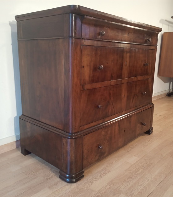 Image 1 of Commode italienne à quatre tiroirs en noyer de la fin du XIXe siècle