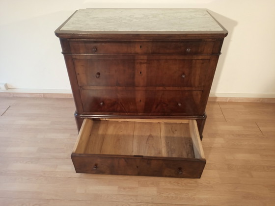 Image 1 of Commode italienne à quatre tiroirs en noyer de la fin du XIXe siècle