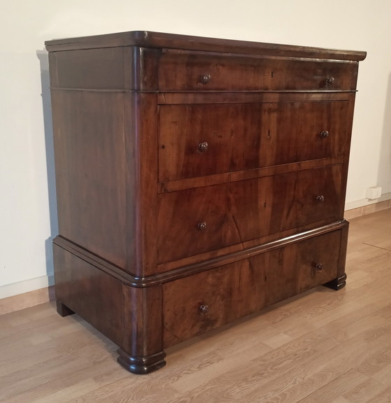 Image 1 of Commode italienne à quatre tiroirs en noyer de la fin du XIXe siècle