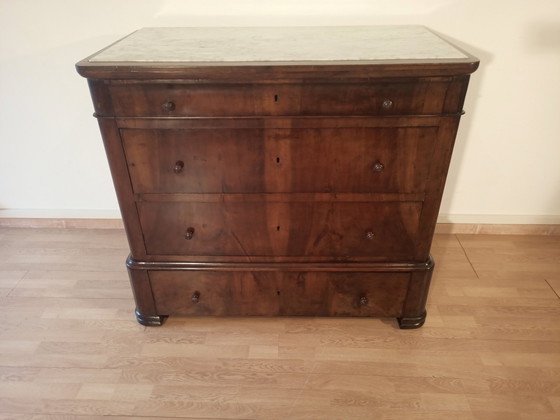 Image 1 of Commode italienne à quatre tiroirs en noyer de la fin du XIXe siècle