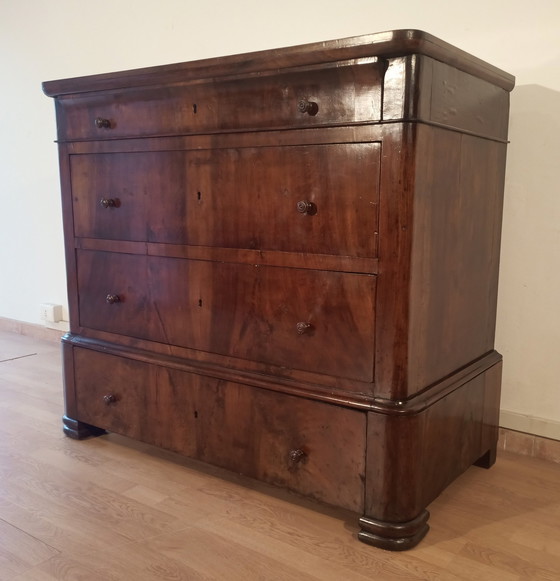 Image 1 of Commode italienne à quatre tiroirs en noyer de la fin du XIXe siècle