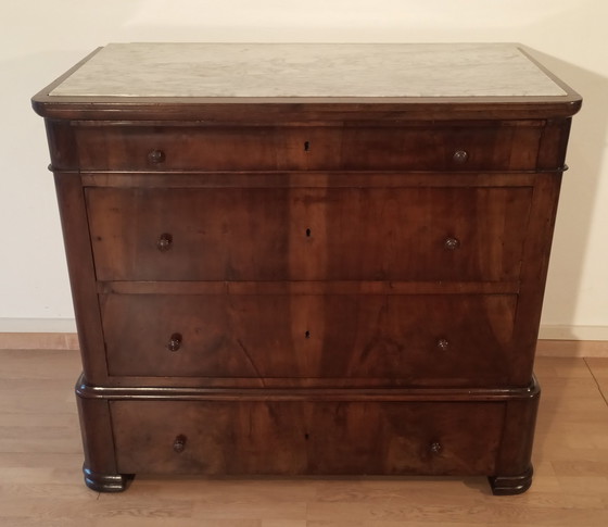 Image 1 of Commode italienne à quatre tiroirs en noyer de la fin du XIXe siècle