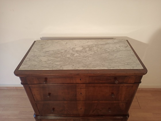 Image 1 of Commode italienne à quatre tiroirs en noyer de la fin du XIXe siècle