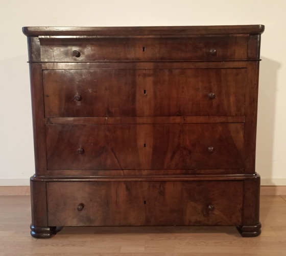 Image 1 of Commode italienne à quatre tiroirs en noyer de la fin du XIXe siècle