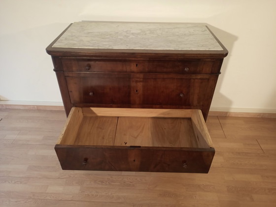 Image 1 of Commode italienne à quatre tiroirs en noyer de la fin du XIXe siècle