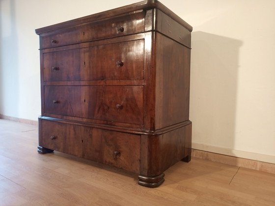 Image 1 of Commode italienne à quatre tiroirs en noyer de la fin du XIXe siècle