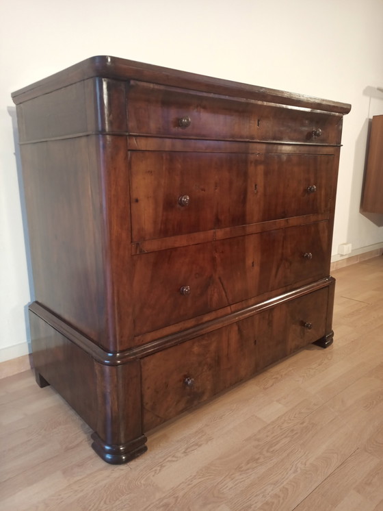 Image 1 of Commode italienne à quatre tiroirs en noyer de la fin du XIXe siècle