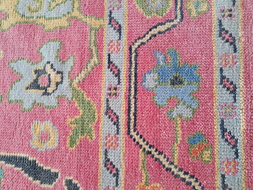 Tapis rose noué à la main dans le style Oushak