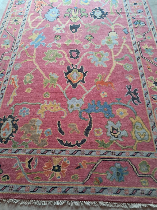 Tapis rose noué à la main dans le style Oushak