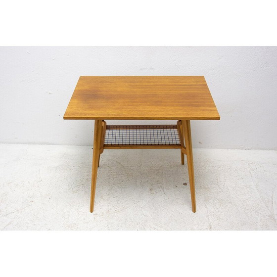 Image 1 of Table d'appoint en bois de chêne du milieu du siècle par Dřevopodnik Holešov, Tchécoslovaquie Années 1960