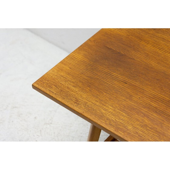 Image 1 of Table d'appoint en bois de chêne du milieu du siècle par Dřevopodnik Holešov, Tchécoslovaquie Années 1960