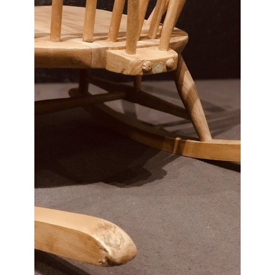 Image 1 of Fauteuil à bascule du milieu du siècle en bois d'orme léger par Lucian Ercolani pour Ercol, 1960