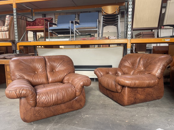 Image 1 of Paire de chaises longues sculpturales en cuir brun, design italien, années 1970