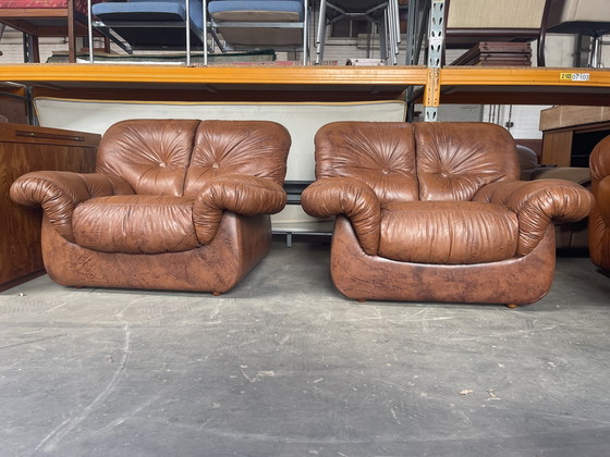 Image 1 of Paire de chaises longues sculpturales en cuir brun, design italien, années 1970