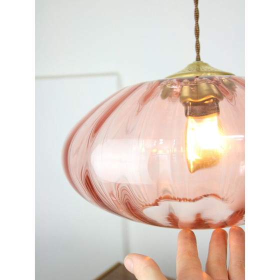 Image 1 of Lampe suspendue vintage en laiton et verre