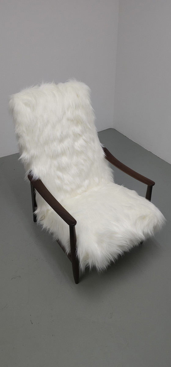 Image 1 of Fauteuil en fausse fourrure vintage en teck des années 60