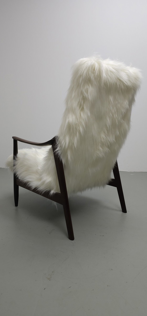 Image 1 of Fauteuil en fausse fourrure vintage en teck des années 60