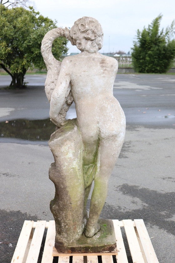 Image 1 of Léda et le cygne, statue de jardin en pierre