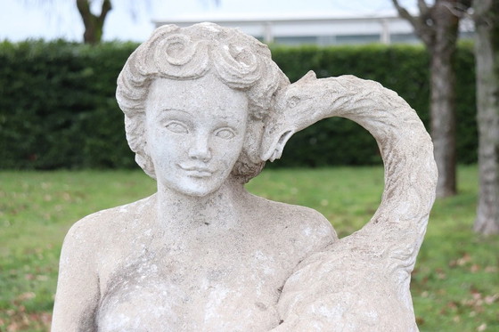 Image 1 of Léda et le cygne, statue de jardin en pierre