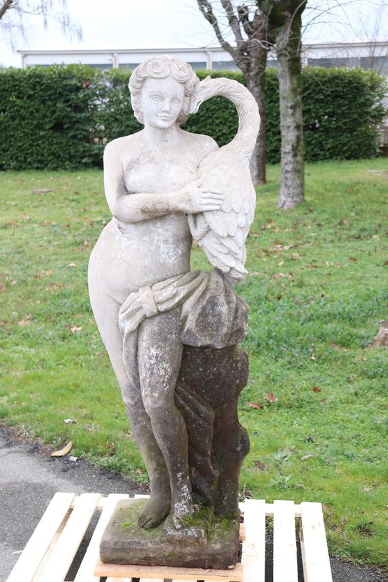 Image 1 of Léda et le cygne, statue de jardin en pierre