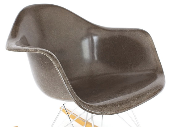 Image 1 of Mid Century RAR Chaise à bascule avec base Vitra Charles & Ray Eames pour Herman Miller