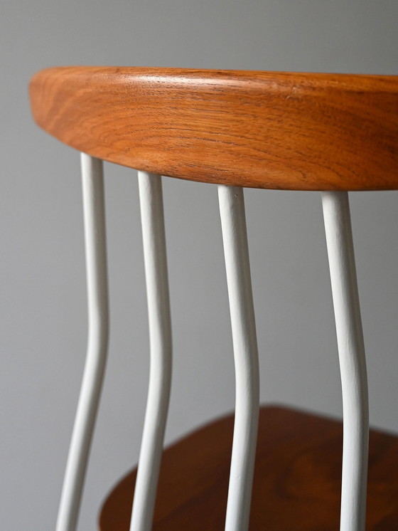 Image 1 of Paire de chaises scandinaves en bois des années 1960 avec structure peinte en blanc et assise en forme