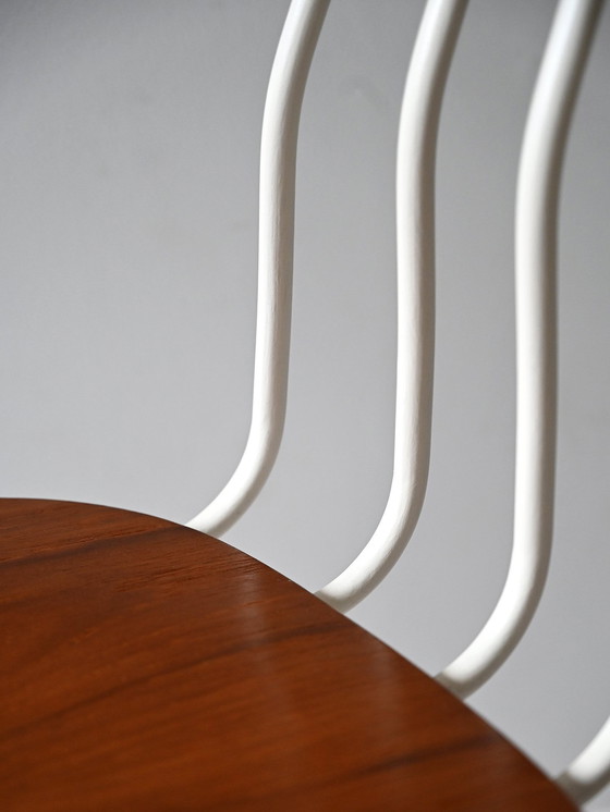 Image 1 of Paire de chaises scandinaves en bois des années 1960 avec structure peinte en blanc et assise en forme