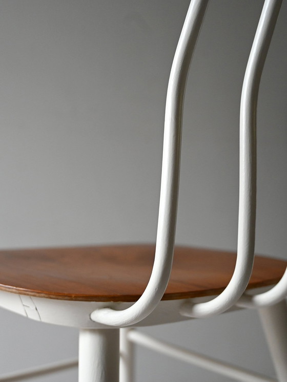 Image 1 of Paire de chaises scandinaves en bois des années 1960 avec structure peinte en blanc et assise en forme