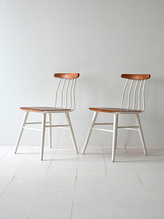 Image 1 of Paire de chaises scandinaves en bois des années 1960 avec structure peinte en blanc et assise en forme