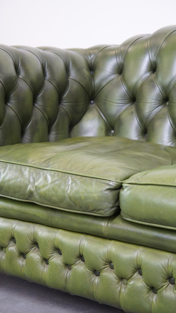 Image 1 of Canapé Chesterfield 2,5 places en cuir de boeuf vert