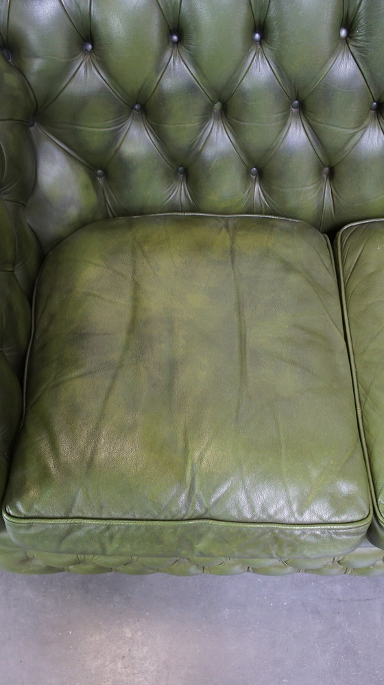 Image 1 of Canapé Chesterfield 2,5 places en cuir de boeuf vert