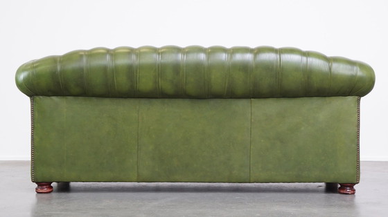 Image 1 of Canapé Chesterfield 2,5 places en cuir de boeuf vert